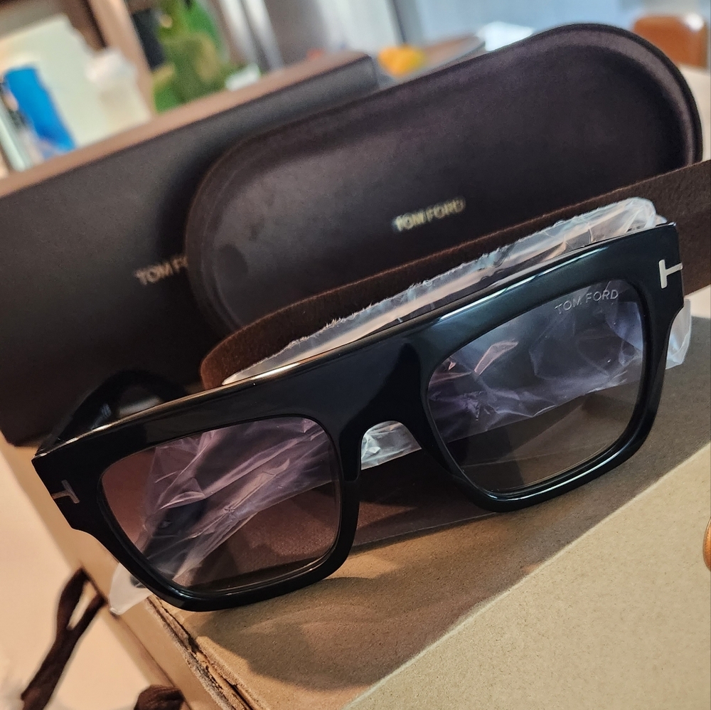 Tom Ford 🖤 RENEE Sunglasses- FT 0847 Shiny Black/Grey Shaded 52/21/140 - Picture 9 of 10